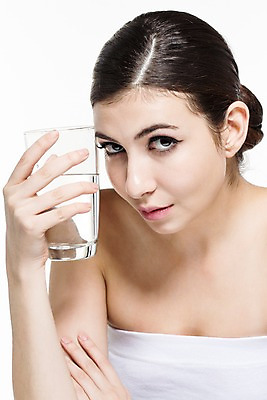 포토 JPG 스튜디오촬영 서양인 외국인 백인 해외기획촬영 우먼라이프 라이프스타일 여자 2013년태국 모션 실내 한명 들기 사람 상반신 20대 성인 앞모습 컵 물 뷰티 우아함 매끈함 튜브탑 물컵 의료성형뷰티 여자만 성인한명만 성인여자한명만 국내포토 자연요소 1 식기 뷰포인트 컨셉 상의 인종 청년 내부 생활 감각 여자한명만 성인여자만 성인만 파일형식