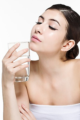 포토 JPG 스튜디오촬영 서양인 외국인 백인 해외기획촬영 우먼라이프 라이프스타일 여자 2013년태국 모션 실내 한명 들기 사람 상반신 20대 성인 앞모습 컵 물 뷰티 눈감음 우아함 매끈함 튜브탑 물컵 의료성형뷰티 여자만 성인한명만 성인여자한명만 국내포토 자연요소 1 식기 뷰포인트 컨셉 상의 인종 청년 내부 생활 감각 여자한명만 성인여자만 성인만 파일형식