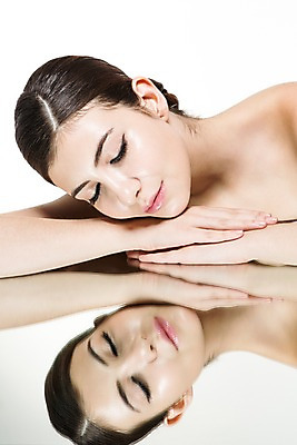 포토 JPG 스튜디오촬영 서양인 외국인 백인 해외기획촬영 우먼라이프 라이프스타일 여자 엎드리기 2013년태국 모션 실내 한명 사람 상반신 20대 성인 앞모습 뷰티 반사 눈감음 거울 우아함 매끈함 튜브탑 의료성형뷰티 여자만 성인한명만 성인여자한명만 국내포토 1 뷰포인트 컨셉 상의 인종 청년 내부 생활 감각 여자한명만 성인여자만 성인만 파일형식