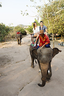 포토 JPG 주간 전신 서양인 외국인 백인 해외기획촬영 커플 여자 남자 행복 문화 여유 커플라이프 여행 코끼리 2014년태국 미소 사람 앉기 20대 성인 야외 앞모습 세명 트래킹 체험 즐거움 코끼리트래킹 청년만 성인만 국내포토 자연요소 라이프스타일 감정 뷰포인트 컨셉 포유류 관계 모션 레저 표정 인종 청년 파일형식