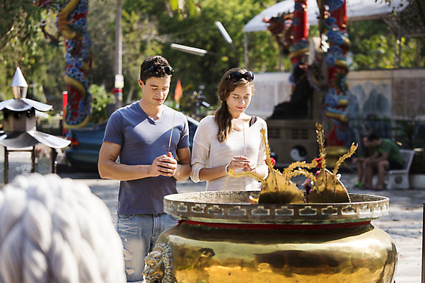 포토 JPG 주간 서양인 외국인 백인 해외기획촬영 커플 여자 남자 행복 문화 여유 커플라이프 여행 불교 데이트 2014년태국 서기 들기 사람 상반신 20대 성인 야외 두명 선글라스 눈감음 기도 사찰 사원 체험 막대기 즐거움 청년만 성인만 국내포토 자연요소 라이프스타일 감정 종교 안경 컨셉 비즈니스 관계 종교건축 모션 인종 청년 파일형식
