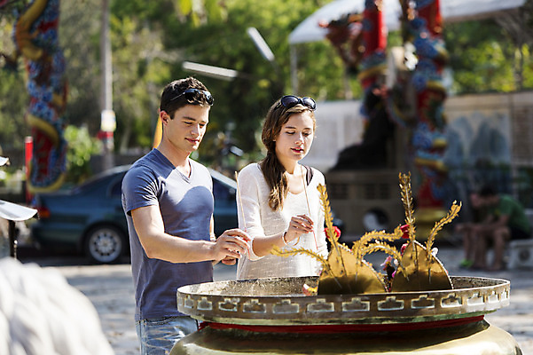 포토 JPG 주간 서양인 외국인 백인 해외기획촬영 커플 여자 남자 행복 문화 여유 커플라이프 여행 불교 데이트 2014년태국 서기 미소 들기 사람 상반신 20대 성인 야외 두명 앞모습 선글라스 기도 사찰 사원 체험 막대기 즐거움 청년만 성인만 국내포토 자연요소 라이프스타일 감정 종교 안경 뷰포인트 컨셉 비즈니스 관계 종교건축 모션 표정 인종 청년 파일형식