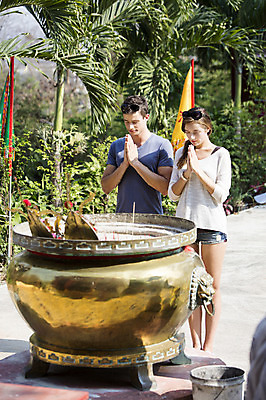 포토 JPG 주간 서양인 외국인 백인 해외기획촬영 커플 여자 남자 행복 문화 여유 커플라이프 여행 불교 데이트 2014년태국 서기 사람 상반신 20대 성인 야외 두명 앞모습 선글라스 눈감음 기도 사찰 사원 체험 즐거움 합장 청년만 성인만 국내포토 자연요소 라이프스타일 감정 종교 안경 뷰포인트 컨셉 비즈니스 관계 종교건축 모션 인종 손짓 청년 파일형식