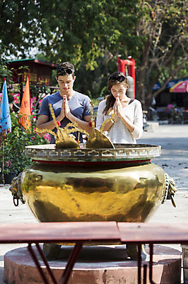 포토 JPG 주간 서양인 외국인 백인 해외기획촬영 커플 여자 남자 행복 문화 여유 커플라이프 여행 불교 데이트 2014년태국 서기 사람 상반신 20대 성인 야외 두명 앞모습 선글라스 눈감음 기도 사찰 사원 체험 즐거움 합장 청년만 성인만 국내포토 자연요소 라이프스타일 감정 종교 안경 뷰포인트 컨셉 비즈니스 관계 종교건축 모션 인종 손짓 청년 파일형식