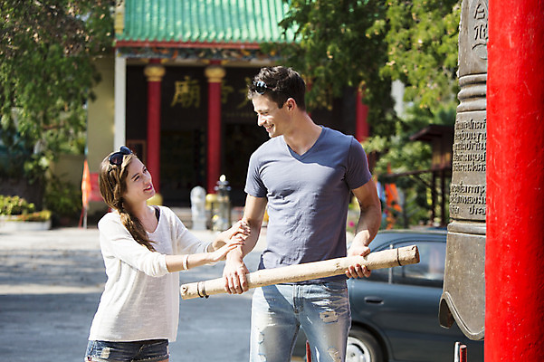 포토 JPG 주간 서양인 외국인 백인 해외기획촬영 커플 여자 남자 행복 문화 여유 커플라이프 여행 데이트 2014년태국 서기 미소 들기 사람 상반신 20대 성인 야외 두명 앞모습 선글라스 사찰 사원 체험 즐거움 청년만 성인만 국내포토 자연요소 라이프스타일 감정 안경 뷰포인트 컨셉 비즈니스 관계 종교건축 모션 표정 인종 청년 파일형식