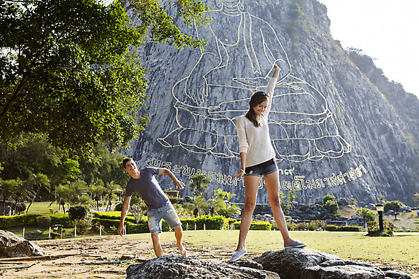 포토 JPG 주간 전신 서양인 외국인 백인 해외기획촬영 커플 여자 남자 행복 여유 커플라이프 여행 포즈 데이트 장난 2014년태국 서기 미소 사람 20대 성인 야외 두명 앞모습 관광지 돌_바위 바위 체험 불상 즐거움 벽화 황금절벽사원 청년만 성인만 국내포토 자연요소 라이프스타일 감정 뷰포인트 컨셉 불교 관계 모션 파타야 표정 인종 청년 그림 파일형식