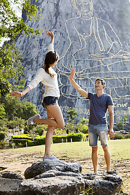 포토 JPG 주간 전신 서양인 외국인 백인 해외기획촬영 커플 여자 남자 행복 여유 커플라이프 여행 데이트 장난 팔벌리기 2014년태국 서기 미소 사람 손짓 20대 성인 야외 두명 옆모습 관광지 돌_바위 바위 체험 불상 즐거움 벽화 다리들기 황금절벽사원 청년만 성인만 국내포토 자연요소 라이프스타일 감정 뷰포인트 컨셉 불교 관계 모션 파타야 표정 인종 청년 그림 파일형식