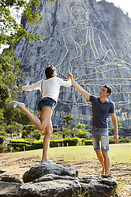 포토 JPG 주간 전신 서양인 외국인 백인 해외기획촬영 커플 여자 남자 행복 여유 커플라이프 여행 데이트 장난 2014년태국 서기 미소 사람 손짓 20대 성인 야외 두명 옆모습 관광지 손잡기 돌_바위 바위 체험 불상 즐거움 벽화 다리들기 황금절벽사원 청년만 성인만 국내포토 자연요소 라이프스타일 감정 뷰포인트 컨셉 불교 관계 모션 파타야 표정 인종 청년 그림 파일형식