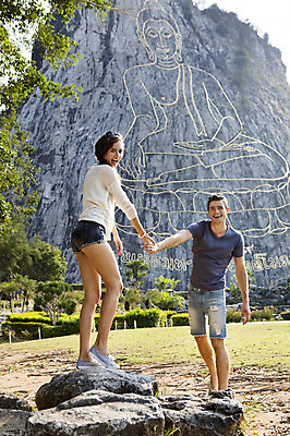 포토 JPG 주간 전신 서양인 외국인 백인 해외기획촬영 커플 여자 남자 행복 여유 커플라이프 여행 데이트 장난 2014년태국 서기 미소 사람 20대 성인 야외 두명 앞모습 옆모습 관광지 손잡기 돌_바위 바위 체험 불상 즐거움 벽화 황금절벽사원 청년만 성인만 국내포토 자연요소 라이프스타일 감정 뷰포인트 컨셉 불교 관계 모션 파타야 표정 인종 청년 그림 파일형식