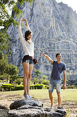 포토 JPG 주간 전신 서양인 외국인 백인 해외기획촬영 커플 여자 남자 행복 여유 커플라이프 여행 포즈 데이트 장난 2014년태국 서기 미소 사람 손짓 20대 성인 야외 두명 앞모습 관광지 돌_바위 바위 체험 불상 즐거움 벽화 손뻗기 황금절벽사원 청년만 성인만 국내포토 자연요소 라이프스타일 감정 뷰포인트 컨셉 불교 관계 모션 파타야 표정 인종 청년 그림 파일형식