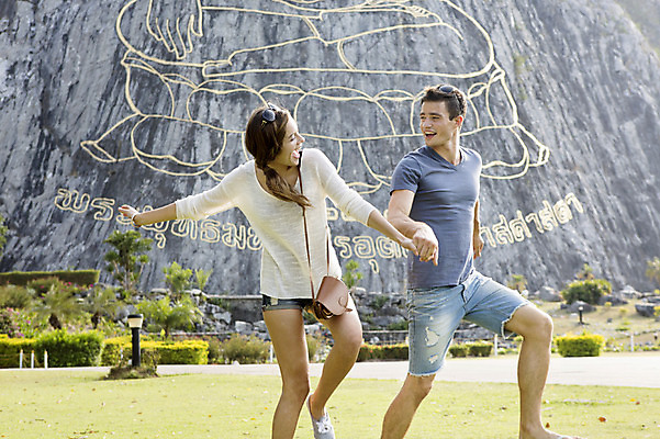포토 JPG 주간 서양인 외국인 백인 해외기획촬영 커플 여자 남자 행복 여유 커플라이프 여행 데이트 장난 2014년태국 서기 미소 사람 상반신 20대 성인 야외 두명 앞모습 관광지 손잡기 체험 불상 즐거움 벽화 황금절벽사원 청년만 성인만 국내포토 자연요소 라이프스타일 감정 뷰포인트 컨셉 불교 관계 모션 파타야 표정 인종 청년 그림 파일형식