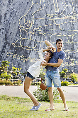 포토 JPG 주간 전신 서양인 외국인 백인 해외기획촬영 커플 여자 남자 행복 여유 커플라이프 여행 데이트 장난 2014년태국 서기 미소 사람 20대 성인 야외 두명 옆모습 관광지 손잡기 체험 불상 즐거움 벽화 황금절벽사원 청년만 성인만 국내포토 자연요소 라이프스타일 감정 뷰포인트 컨셉 불교 관계 모션 파타야 표정 인종 청년 그림 파일형식