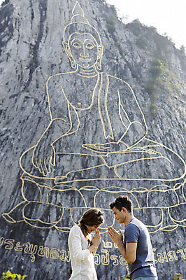 포토 JPG 주간 서양인 외국인 백인 해외기획촬영 커플 여자 남자 행복 여유 커플라이프 여행 데이트 장난 2014년태국 서기 미소 사람 상반신 20대 성인 야외 두명 옆모습 관광지 선글라스 기도 체험 불상 즐거움 벽화 합장 황금절벽사원 청년만 성인만 국내포토 자연요소 라이프스타일 감정 안경 뷰포인트 컨셉 불교 관계 모션 파타야 표정 인종 손짓 청년 그림 파일형식