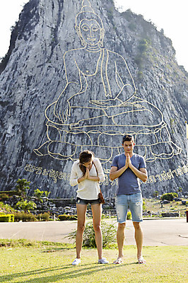 포토 JPG 주간 전신 서양인 외국인 백인 해외기획촬영 커플 여자 남자 행복 여유 커플라이프 여행 데이트 장난 고개숙이기 2014년태국 서기 미소 사람 20대 성인 야외 두명 앞모습 관광지 기도 체험 불상 즐거움 벽화 합장 황금절벽사원 청년만 성인만 국내포토 자연요소 라이프스타일 감정 뷰포인트 컨셉 불교 관계 모션 파타야 표정 숙이기 인종 손짓 청년 그림 파일형식