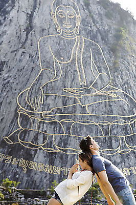 포토 JPG 주간 서양인 외국인 백인 해외기획촬영 커플 여자 남자 행복 여유 커플라이프 여행 데이트 장난 2014년태국 서기 사람 상반신 20대 성인 야외 두명 옆모습 관광지 기댐 체험 불상 즐거움 벽화 황금절벽사원 청년만 성인만 국내포토 자연요소 라이프스타일 감정 뷰포인트 컨셉 불교 관계 모션 파타야 인종 청년 그림 파일형식