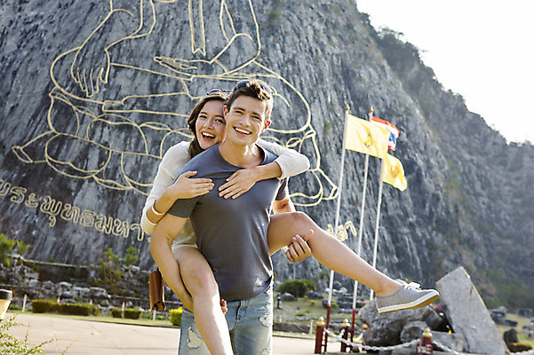 포토 JPG 주간 전신 서양인 외국인 백인 해외기획촬영 커플 여자 남자 행복 여유 커플라이프 여행 데이트 장난 2014년태국 서기 미소 사람 상반신 20대 성인 야외 두명 앞모습 관광지 체험 불상 즐거움 벽화 업기 황금절벽사원 청년만 성인만 국내포토 자연요소 라이프스타일 감정 뷰포인트 컨셉 불교 관계 모션 파타야 표정 인종 청년 그림 파일형식
