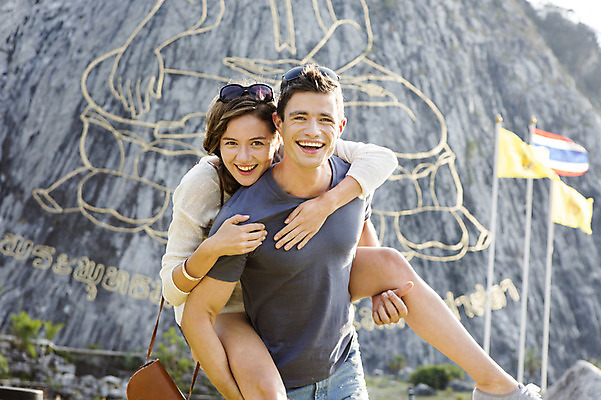포토 JPG 주간 서양인 외국인 백인 해외기획촬영 커플 여자 남자 행복 여유 커플라이프 여행 데이트 장난 2014년태국 서기 미소 사람 상반신 20대 성인 야외 두명 관광지 선글라스 체험 불상 즐거움 벽화 업기 황금절벽사원 청년만 성인만 국내포토 자연요소 라이프스타일 감정 안경 컨셉 불교 관계 모션 파타야 표정 인종 청년 그림 파일형식