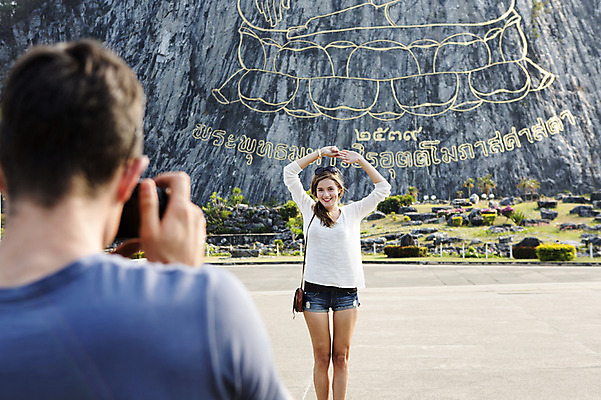 포토 JPG 주간 서양인 외국인 백인 해외기획촬영 커플 여자 남자 행복 여유 커플라이프 여행 포즈 데이트 2014년태국 서기 미소 들기 사람 상반신 20대 성인 야외 두명 앞모습 뒷모습 아웃포커스 관광지 카메라 사진촬영 체험 불상 즐거움 벽화 기념사진 황금절벽사원 청년만 성인만 국내포토 자연요소 라이프스타일 감정 뷰포인트 컨셉 불교 관계 모션 파타야 촬영기법 표정 인종 청년 전자제품 촬영 그림 파일형식