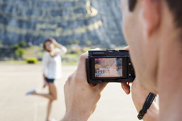 포토 JPG 주간 서양인 외국인 백인 해외기획촬영 손 여자 남자 행복 여유 여행 포즈 2014년태국 서기 들기 사람 20대 성인 야외 두명 아웃포커스 신체부위 관광지 카메라 사진촬영 체험 즐거움 기념사진 청년만 성인만 국내포토 자연요소 감정 컨셉 모션 촬영기법 인종 청년 전자제품 촬영 파일형식