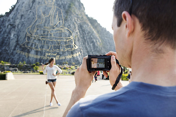 포토 JPG 주간 전신 서양인 외국인 백인 해외기획촬영 커플 여자 남자 행복 여유 커플라이프 여행 데이트 2014년태국 서기 들기 사람 상반신 20대 성인 야외 두명 앞모습 뒷모습 관광지 카메라 사진촬영 체험 불상 즐거움 벽화 기념사진 황금절벽사원 청년만 성인만 국내포토 자연요소 라이프스타일 감정 뷰포인트 컨셉 불교 관계 모션 파타야 인종 청년 전자제품 촬영 그림 파일형식