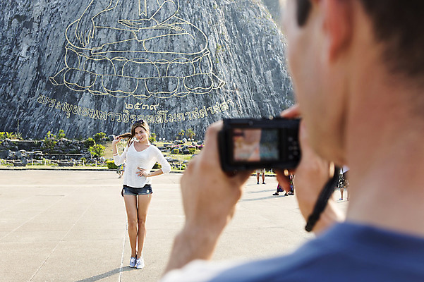 포토 JPG 주간 전신 서양인 외국인 백인 해외기획촬영 커플 여자 남자 행복 여유 커플라이프 여행 데이트 2014년태국 서기 미소 들기 사람 상반신 20대 성인 야외 두명 앞모습 뒷모습 아웃포커스 관광지 카메라 사진촬영 체험 불상 즐거움 벽화 기념사진 황금절벽사원 청년만 성인만 국내포토 자연요소 라이프스타일 감정 뷰포인트 컨셉 불교 관계 모션 파타야 촬영기법 표정 인종 청년 전자제품 촬영 그림 파일형식