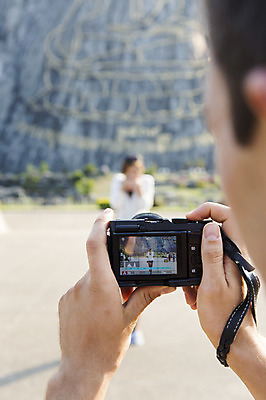 포토 JPG 주간 서양인 외국인 백인 해외기획촬영 손 여자 남자 행복 여유 여행 2014년태국 서기 들기 사람 상반신 20대 성인 야외 두명 앞모습 아웃포커스 신체부위 카메라 사진촬영 체험 즐거움 기념사진 청년만 성인만 국내포토 자연요소 감정 뷰포인트 컨셉 모션 촬영기법 인종 청년 전자제품 촬영 파일형식