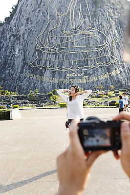 포토 JPG 주간 서양인 외국인 백인 해외기획촬영 손 여자 행복 여유 여행 데이트 2014년태국 서기 들기 사람 상반신 20대 성인 야외 두명 아웃포커스 신체부위 관광지 카메라 사진촬영 체험 불상 즐거움 벽화 기념사진 황금절벽사원 청년만 성인만 국내포토 자연요소 감정 컨셉 불교 모션 파타야 촬영기법 인종 청년 전자제품 촬영 그림 파일형식
