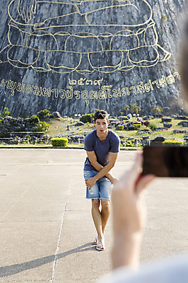 포토 JPG 주간 전신 서양인 외국인 백인 해외기획촬영 손 남자 행복 여유 여행 포즈 2014년태국 서기 들기 사람 20대 성인 야외 두명 앞모습 아웃포커스 신체부위 관광지 스마트폰 사진촬영 체험 즐거움 기념사진 청년만 성인만 국내포토 자연요소 감정 뷰포인트 컨셉 모션 촬영기법 인종 청년 핸드폰 스마트기기 촬영 파일형식