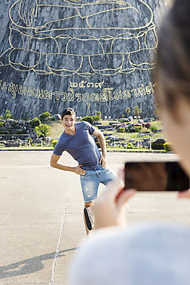 포토 JPG 주간 서양인 외국인 백인 해외기획촬영 커플 여자 남자 행복 여유 커플라이프 여행 데이트 2014년태국 서기 미소 들기 사람 상반신 20대 성인 야외 두명 앞모습 뒷모습 아웃포커스 관광지 스마트폰 사진촬영 체험 즐거움 기념사진 청년만 성인만 국내포토 자연요소 라이프스타일 감정 뷰포인트 컨셉 관계 모션 촬영기법 표정 인종 청년 핸드폰 스마트기기 촬영 파일형식