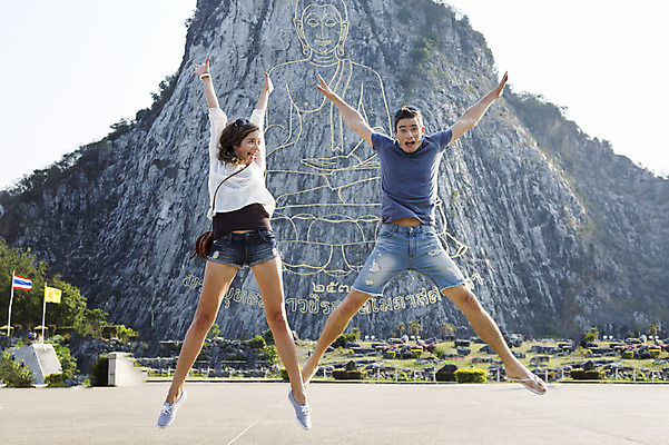 포토 JPG 주간 전신 서양인 외국인 백인 해외기획촬영 커플 여자 남자 행복 여유 커플라이프 여행 데이트 장난 팔벌리기 2014년태국 미소 사람 손짓 20대 성인 야외 두명 앞모습 관광지 점프 체험 불상 즐거움 벽화 황금절벽사원 청년만 성인만 국내포토 자연요소 라이프스타일 감정 뷰포인트 컨셉 불교 관계 모션 파타야 표정 인종 청년 그림 파일형식