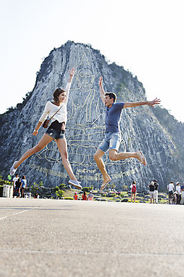 포토 JPG 주간 전신 서양인 외국인 백인 해외기획촬영 커플 여자 남자 행복 여유 커플라이프 여행 데이트 팔벌리기 2014년태국 미소 사람 손짓 20대 성인 야외 두명 앞모습 관광지 점프 체험 불상 즐거움 벽화 황금절벽사원 청년만 성인만 국내포토 자연요소 라이프스타일 감정 뷰포인트 컨셉 불교 관계 모션 파타야 표정 인종 청년 그림 파일형식