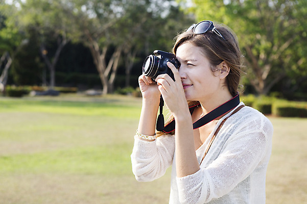 포토 JPG 주간 서양인 외국인 백인 해외기획촬영 우먼라이프 여자 행복 여유 여행 2014년태국 한명 서기 미소 들기 사람 상반신 20대 성인 야외 옆모습 아웃포커스 관광지 선글라스 카메라 사진촬영 체험 즐거움 기념사진 여자만 여자한명만 성인여자만 청년만 청년여자만 성인한명만 청년여자한명만 성인여자한명만 성인만 국내포토 자연요소 1 라이프스타일 감정 안경 뷰포인트 컨셉 모션 촬영기법 표정 인종 청년 전자제품 촬영 파일형식