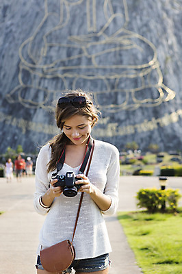 포토 JPG 주간 서양인 외국인 백인 해외기획촬영 우먼라이프 응시 여자 행복 여유 여행 2014년태국 한명 서기 미소 들기 사람 상반신 20대 성인 야외 앞모습 아웃포커스 관광지 선글라스 카메라 사진촬영 체험 즐거움 기념사진 여자만 여자한명만 성인여자만 청년만 청년여자만 성인한명만 청년여자한명만 성인여자한명만 성인만 국내포토 자연요소 1 라이프스타일 시선 감정 안경 뷰포인트 컨셉 모션 촬영기법 표정 인종 청년 전자제품 촬영 파일형식