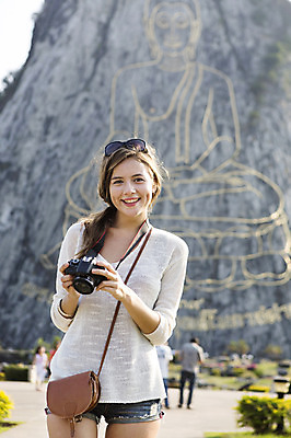 포토 JPG 주간 서양인 외국인 백인 해외기획촬영 우먼라이프 여자 행복 여유 여행 2014년태국 한명 서기 미소 들기 사람 상반신 20대 성인 야외 앞모습 아웃포커스 관광지 선글라스 카메라 체험 불상 즐거움 벽화 기념사진 황금절벽사원 여자만 여자한명만 성인여자만 청년만 청년여자만 성인한명만 청년여자한명만 성인여자한명만 성인만 국내포토 자연요소 1 라이프스타일 감정 안경 뷰포인트 컨셉 불교 모션 파타야 촬영기법 표정 인종 청년 전자제품 그림 파일형식