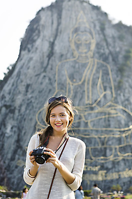 포토 JPG 주간 서양인 외국인 백인 해외기획촬영 우먼라이프 여자 행복 여유 여행 2014년태국 한명 서기 미소 들기 사람 상반신 20대 성인 야외 앞모습 아웃포커스 관광지 선글라스 카메라 체험 불상 즐거움 벽화 기념사진 황금절벽사원 여자만 여자한명만 성인여자만 청년만 청년여자만 성인한명만 청년여자한명만 성인여자한명만 성인만 국내포토 자연요소 1 라이프스타일 감정 안경 뷰포인트 컨셉 불교 모션 파타야 촬영기법 표정 인종 청년 전자제품 그림 파일형식