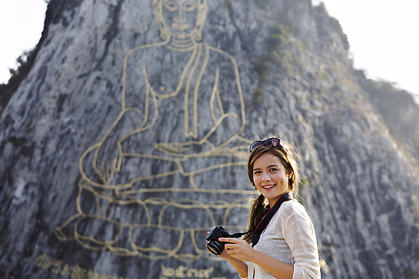 포토 JPG 주간 서양인 외국인 백인 해외기획촬영 우먼라이프 여자 행복 여유 여행 2014년태국 한명 서기 미소 들기 사람 상반신 20대 성인 야외 옆모습 관광지 선글라스 카메라 체험 불상 즐거움 벽화 기념사진 황금절벽사원 여자만 여자한명만 성인여자만 청년만 청년여자만 성인한명만 청년여자한명만 성인여자한명만 성인만 국내포토 자연요소 1 라이프스타일 감정 안경 뷰포인트 컨셉 불교 모션 파타야 표정 인종 청년 전자제품 그림 파일형식