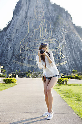 포토 JPG 주간 전신 서양인 외국인 백인 해외기획촬영 우먼라이프 여자 행복 여유 여행 2014년태국 한명 서기 들기 사람 20대 성인 야외 앞모습 관광지 선글라스 카메라 사진촬영 체험 불상 즐거움 벽화 기념사진 황금절벽사원 여자만 여자한명만 성인여자만 청년만 청년여자만 성인한명만 청년여자한명만 성인여자한명만 성인만 국내포토 자연요소 1 라이프스타일 감정 안경 뷰포인트 컨셉 불교 모션 파타야 인종 청년 전자제품 촬영 그림 파일형식