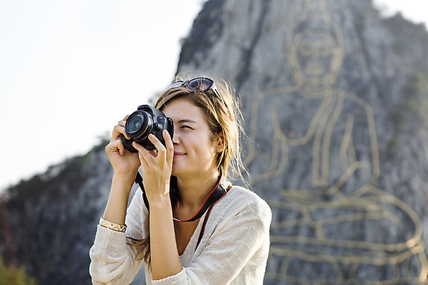 포토 JPG 주간 서양인 외국인 백인 해외기획촬영 우먼라이프 여자 행복 여유 여행 2014년태국 한명 서기 미소 들기 사람 상반신 20대 성인 야외 아웃포커스 관광지 선글라스 카메라 사진촬영 체험 즐거움 벽화 기념사진 여자만 여자한명만 성인여자만 청년만 청년여자만 성인한명만 청년여자한명만 성인여자한명만 성인만 국내포토 자연요소 1 라이프스타일 감정 안경 컨셉 모션 촬영기법 표정 인종 청년 전자제품 촬영 그림 파일형식