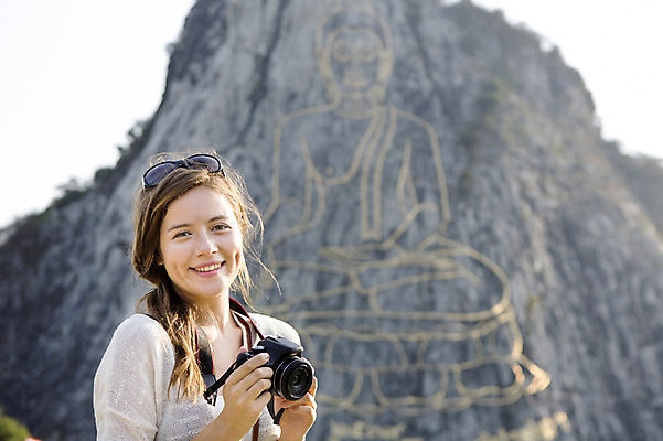 포토 JPG 주간 서양인 외국인 백인 해외기획촬영 우먼라이프 여자 행복 여유 여행 2014년태국 한명 서기 미소 들기 사람 상반신 20대 성인 야외 앞모습 아웃포커스 관광지 선글라스 카메라 사진촬영 체험 불상 즐거움 벽화 기념사진 황금절벽사원 여자만 여자한명만 성인여자만 청년만 청년여자만 성인한명만 청년여자한명만 성인여자한명만 성인만 국내포토 자연요소 1 라이프스타일 감정 안경 뷰포인트 컨셉 불교 모션 파타야 촬영기법 표정 인종 청년 전자제품 촬영 그림 파일형식