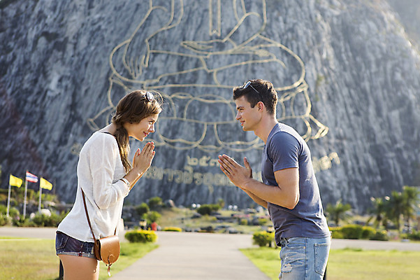 포토 JPG 주간 서양인 외국인 백인 해외기획촬영 커플 여자 남자 행복 여유 커플라이프 여행 데이트 2014년태국 서기 미소 사람 손짓 상반신 20대 성인 야외 두명 옆모습 관광지 마주보기 인사 체험 불상 즐거움 벽화 합장 황금절벽사원 청년만 성인만 국내포토 자연요소 라이프스타일 감정 뷰포인트 컨셉 불교 관계 모션 파타야 표정 인종 청년 예절 그림 파일형식