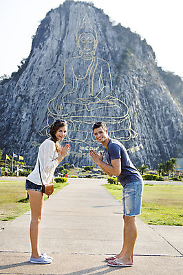 포토 JPG 주간 전신 서양인 외국인 백인 해외기획촬영 커플 여자 남자 행복 여유 커플라이프 여행 데이트 2014년태국 서기 미소 사람 20대 성인 야외 두명 옆모습 관광지 마주보기 인사 체험 불상 즐거움 벽화 손모으기 합장 황금절벽사원 청년만 성인만 국내포토 자연요소 라이프스타일 감정 뷰포인트 컨셉 불교 관계 모션 파타야 표정 인종 손짓 청년 예절 그림 파일형식