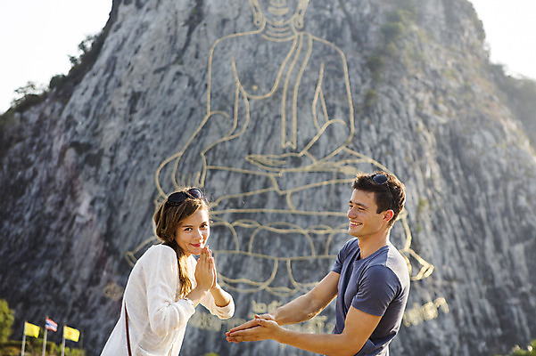 포토 JPG 주간 서양인 외국인 백인 해외기획촬영 커플 여자 남자 행복 여유 커플라이프 여행 데이트 장난 2014년태국 서기 미소 사람 상반신 20대 성인 야외 두명 관광지 인사 체험 불상 즐거움 벽화 합장 황금절벽사원 청년만 성인만 국내포토 자연요소 라이프스타일 감정 컨셉 불교 관계 모션 파타야 표정 인종 손짓 청년 예절 그림 파일형식