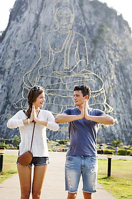 포토 JPG 주간 서양인 외국인 백인 해외기획촬영 커플 여자 남자 행복 여유 커플라이프 여행 데이트 2014년태국 서기 미소 사람 상반신 20대 성인 야외 두명 앞모습 관광지 선글라스 마주보기 체험 불상 즐거움 벽화 합장 황금절벽사원 청년만 성인만 국내포토 자연요소 라이프스타일 감정 안경 뷰포인트 컨셉 불교 관계 모션 파타야 표정 인종 손짓 청년 그림 파일형식