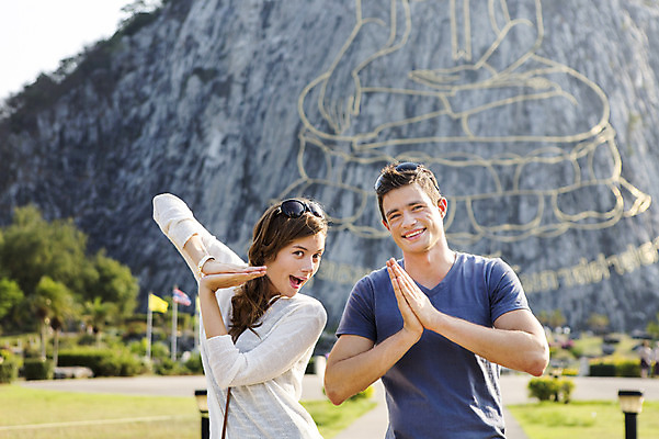 포토 JPG 주간 서양인 외국인 백인 해외기획촬영 커플 여자 남자 행복 여유 커플라이프 여행 데이트 장난 2014년태국 서기 미소 사람 상반신 20대 성인 야외 두명 앞모습 아웃포커스 관광지 선글라스 인사 체험 불상 즐거움 벽화 합장 황금절벽사원 청년만 성인만 국내포토 자연요소 라이프스타일 감정 안경 뷰포인트 컨셉 불교 관계 모션 파타야 촬영기법 표정 인종 손짓 청년 예절 그림 파일형식