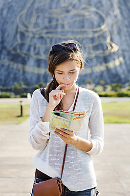 포토 JPG 주간 서양인 외국인 백인 해외기획촬영 우먼라이프 여자 행복 여유 여행 지도 2014년태국 한명 서기 들기 사람 상반신 20대 성인 야외 앞모습 아웃포커스 관광지 선글라스 체험 가이드북 불상 즐거움 벽화 황금절벽사원 여자만 여자한명만 성인여자만 청년만 청년여자만 성인한명만 청년여자한명만 성인여자한명만 성인만 국내포토 자연요소 1 라이프스타일 감정 안경 뷰포인트 컨셉 불교 모션 파타야 촬영기법 인종 청년 그림 파일형식