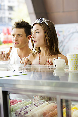 포토 JPG 주간 서양인 외국인 백인 해외기획촬영 커플 여자 남자 행복 여유 커플라이프 여행 데이트 2014년태국 서기 미소 사람 상반신 20대 성인 야외 두명 앞모습 쇼핑 선글라스 상점 선택 구경 즐거움 마카롱 청년만 성인만 국내포토 자연요소 라이프스타일 감정 안경 뷰포인트 컨셉 관계 모션 디저트 표정 인종 청년 파일형식