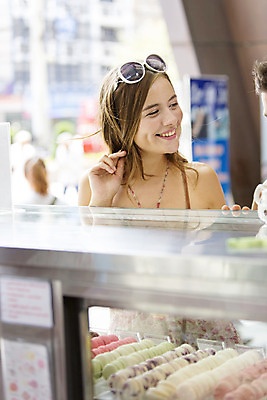 포토 JPG 주간 서양인 외국인 백인 해외기획촬영 커플 여자 남자 행복 여유 커플라이프 여행 데이트 2014년태국 서기 미소 사람 상반신 20대 성인 야외 두명 앞모습 아웃포커스 쇼핑 선글라스 상점 구경 즐거움 마카롱 청년만 성인만 국내포토 자연요소 라이프스타일 감정 안경 뷰포인트 관계 모션 디저트 촬영기법 표정 인종 청년 파일형식