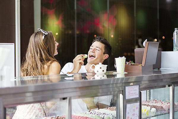 포토 JPG 주간 서양인 외국인 백인 해외기획촬영 커플 여자 남자 행복 여유 커플라이프 여행 데이트 장난 2014년태국 서기 미소 사람 상반신 20대 성인 야외 두명 앞모습 뒷모습 쇼핑 선글라스 상점 먹여주기 즐거움 마카롱 청년만 성인만 국내포토 자연요소 라이프스타일 감정 안경 뷰포인트 관계 모션 디저트 표정 인종 청년 먹기 파일형식