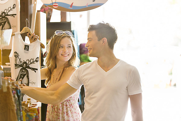 포토 JPG 주간 서양인 외국인 백인 해외기획촬영 커플 옷 여자 남자 행복 여유 커플라이프 여행 데이트 2014년태국 서기 미소 들기 사람 상반신 20대 성인 야외 두명 옆모습 쇼핑 선글라스 구경 즐거움 옷가게 청년만 성인만 국내포토 자연요소 라이프스타일 감정 안경 뷰포인트 관계 모션 표정 인종 청년 상점 파일형식