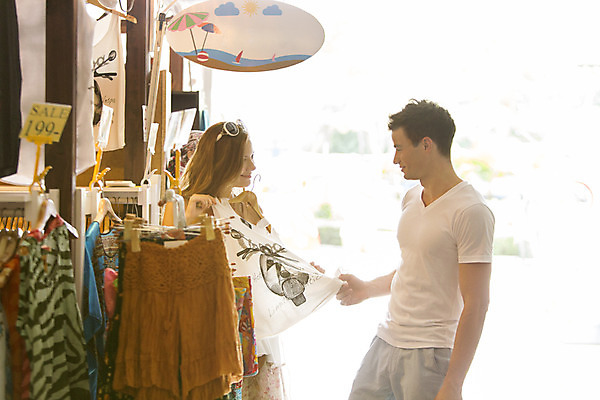 포토 JPG 주간 서양인 외국인 백인 해외기획촬영 커플 옷 여자 남자 행복 여유 커플라이프 여행 데이트 2014년태국 서기 미소 들기 사람 상반신 20대 성인 야외 두명 옆모습 쇼핑 선글라스 구경 즐거움 옷가게 청년만 성인만 국내포토 자연요소 라이프스타일 감정 안경 뷰포인트 관계 모션 표정 인종 청년 상점 파일형식